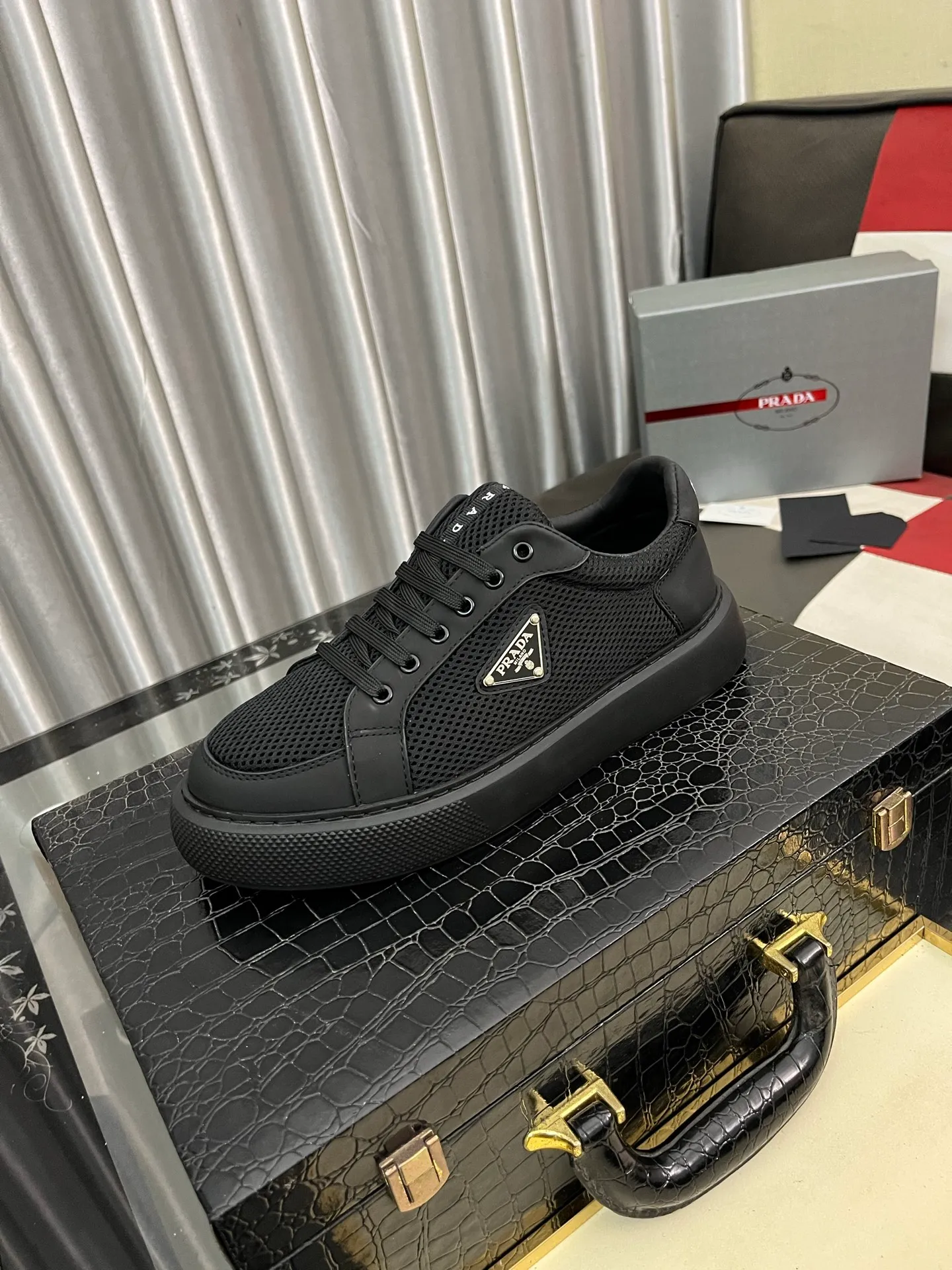 Men's men's shoes💰580⌚️⌚️Prada Prada early spring new model, top original quality, Prada casual sports shoes, made of imported solid color patent leather, spliced mesh cowhide upper, three-dimensional geometric segmentation, multi-color splicing, fashionable and generous, soft, comfortable and breathable. The tongue is decorated with classic letter logo, with fabric lining, cowhide foot pads, matched with P family's exclusive rubber outsole, upper material, breathable knitted fabric imported from Italy The delicate texture is super high-end! Fetal cowhide lining, super soft and comfortable, original molded outsole Size: 38-446️⃣ colors available